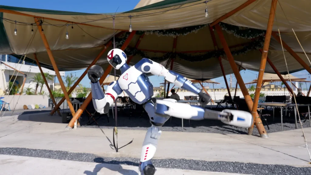 Robot humanoïde Unitree R1 effectuant un coup de pied