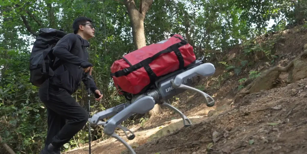 Robot Unitree A2 transportant un sac de matériel sur un sentier