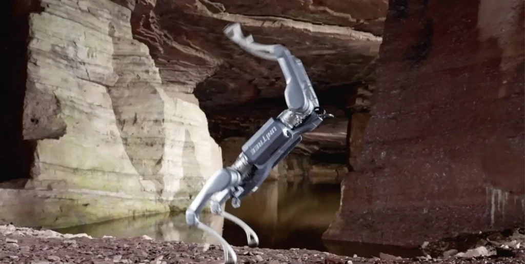Robot Unitree A2 escaladant un rocher en terrain naturel