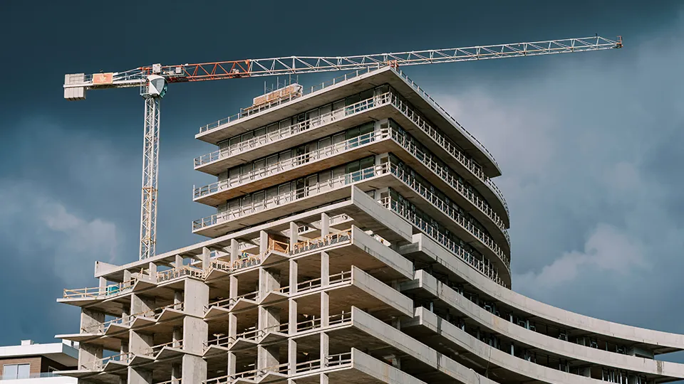 Bâtiment en construction avec grue, relevé au scanner LiDAR