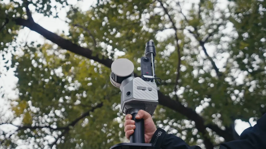 Scanner LiDAR portable FJD Trion S2 avec module RTK tenu à la main en extérieur