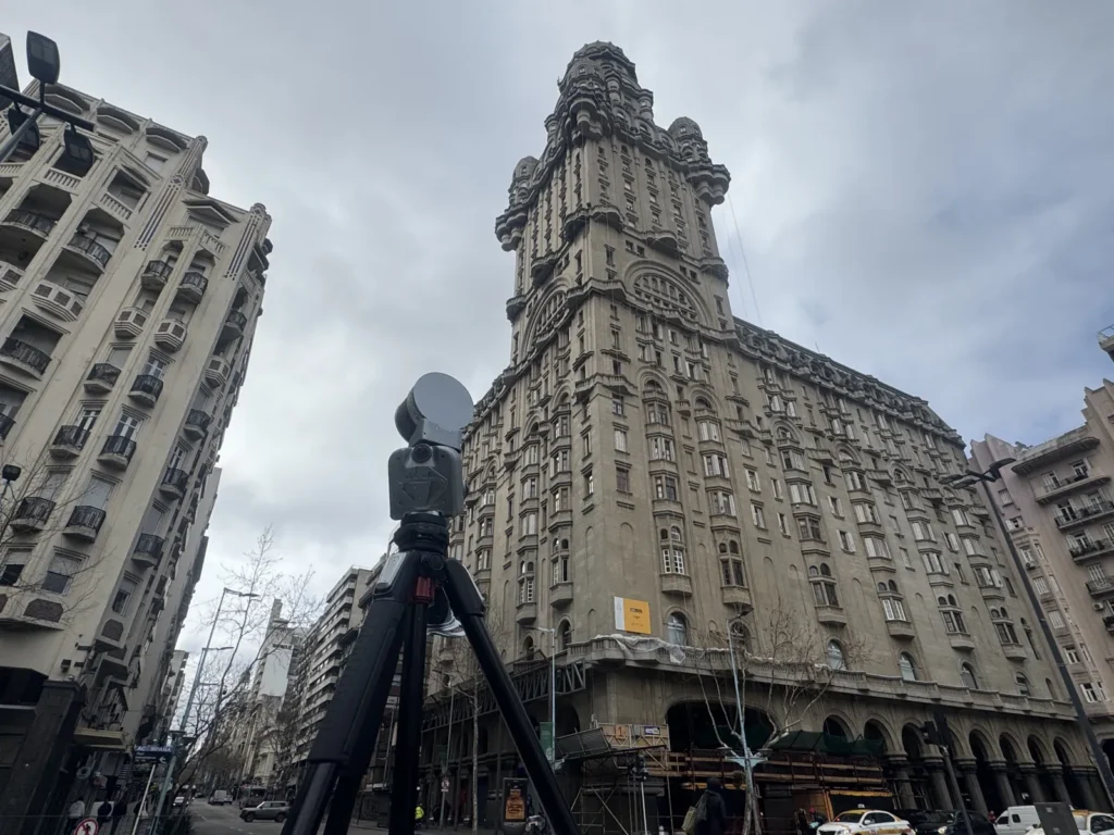 Scanner FJD Trion T1 sur trépied devant un bâtiment historique