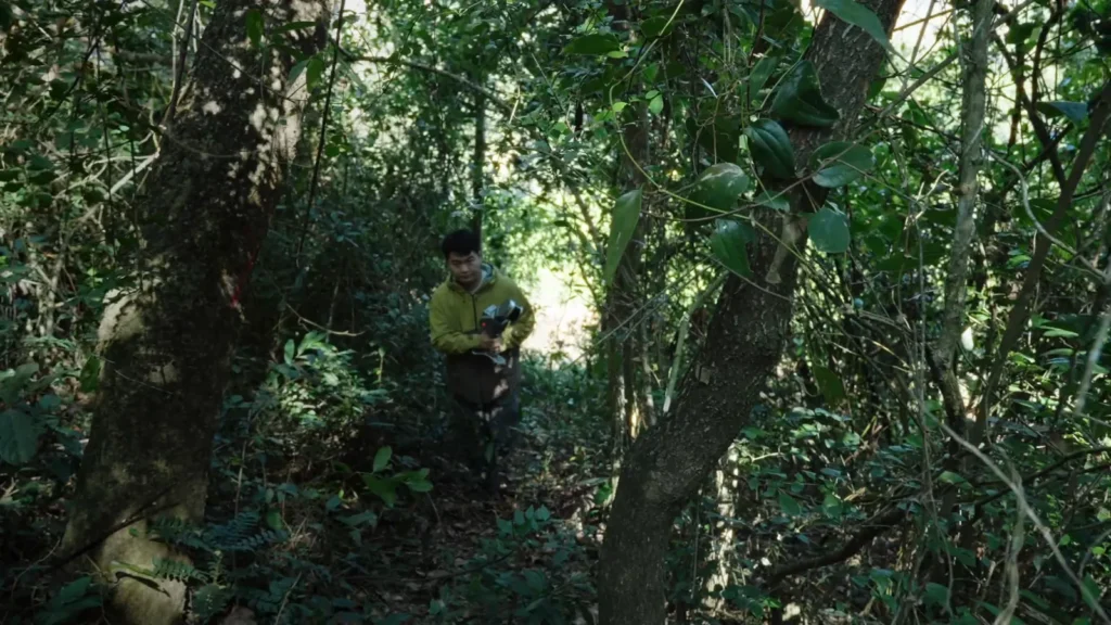 Opérateur scannant une forêt dense avec le FJD Trion T1