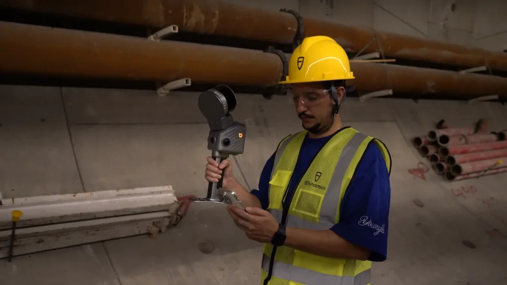 Technicien scannant un tunnel en mode mobile avec le FJD Trion T1 à la main