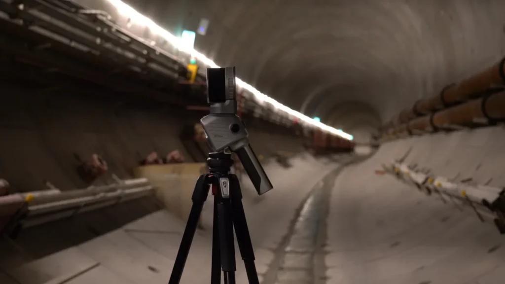 Scanner FJD Trion T1 sur trépied dans un tunnel en construction