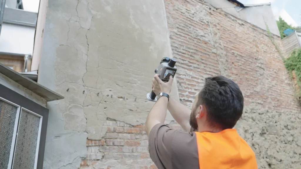 Inspection d'une fissure de façade avec le scanner FJD Trion X1