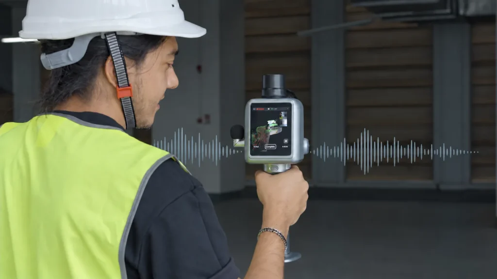 Technicien enregistrant une note vocale avec le FJD Trion X1 sur chantier