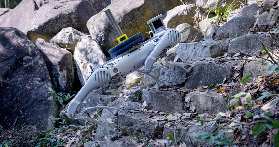 Robot Unitree B2 progressant sur des éboulis rocheux