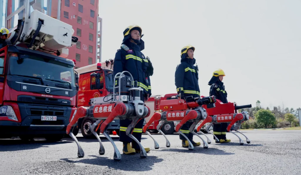 Robots Unitree B2 aux côtés de sapeurs-pompiers devant leurs véhicules